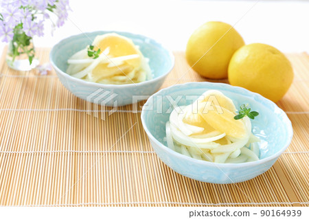 Marinated Hyuganatsu and new onions Hyuganatsu and new onion salad 90164939