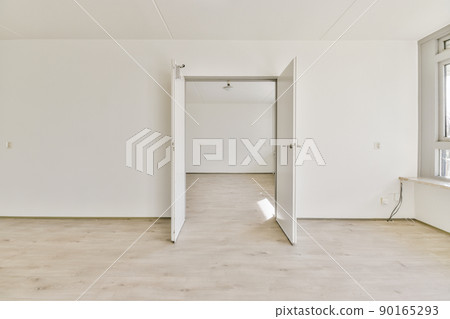 A cozy and spacious empty room in a luxury house A cozy and spacious empty room in a luxury house 90165293
