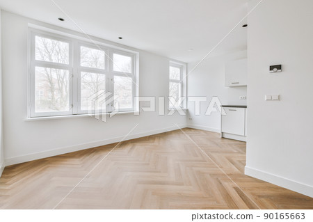 Empty white room with wooden parquet and good brightness 90165663