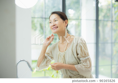 A fashionable woman in her 60s A fashionable woman in her 60s 90165826