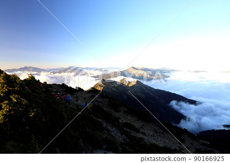 夕陽下的雲海 台灣高山風景 中央山脈南一段 關山 夕陽下的雲海 台灣高山風景 中央山脈南一段 關山 90166925