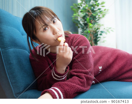 躺在沙發上的女人 90167413