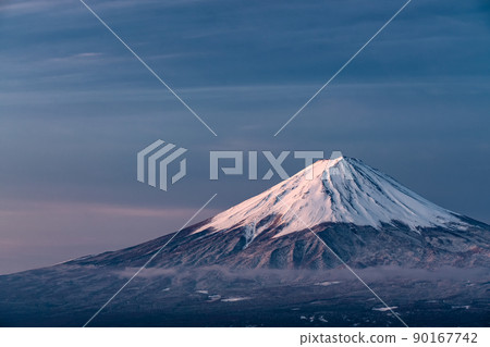 《Yamanashi Prefecture》 Dawn of Mt. Fuji, flowing clouds 《Yamanashi Prefecture》 Dawn of Mt. Fuji, flowing clouds 90167742