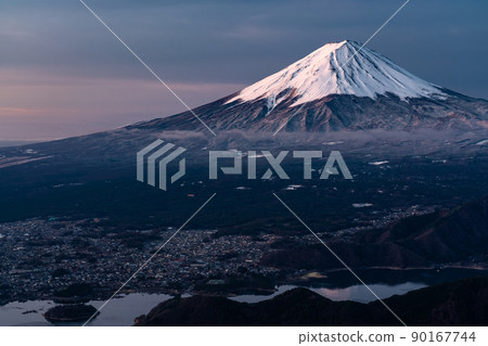 《山梨縣》富士山的黎明,流雲 《山梨縣》富士山的黎明,流雲 90167744