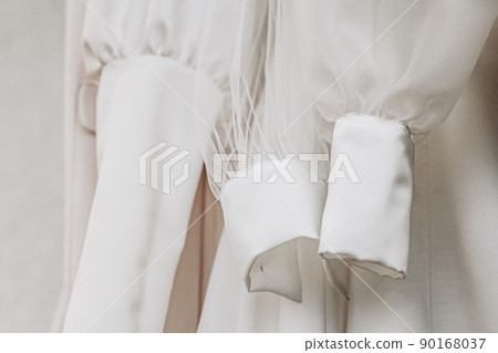 Sleeves of white wedding chiffon half-sewn dresses with needles Sleeves of white wedding chiffon half-sewn dresses with needles 90168037