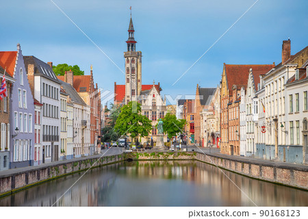 Spiegelrei canal at dusk in Brugge 90168123