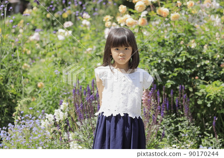 Elementary school girl in a flower field (7 years old) Elementary school girl in a flower field (7 years old) 90170244
