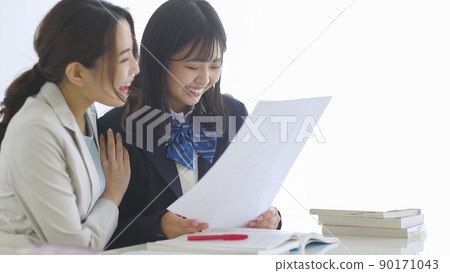 對補習班考試成績感到滿意的女學生 高中生 初中生 對補習班考試成績感到滿意的女學生 高中生 初中生 90171043