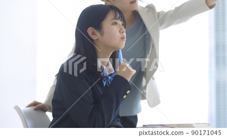 在補習班上課的女學生 高中生 初中生 90171045
