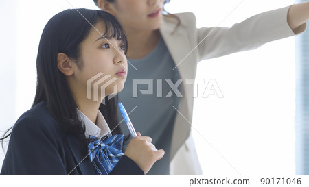 在補習班上課的女學生 高中生 初中生 90171046