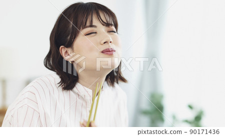 A young woman who makes a meal 90171436