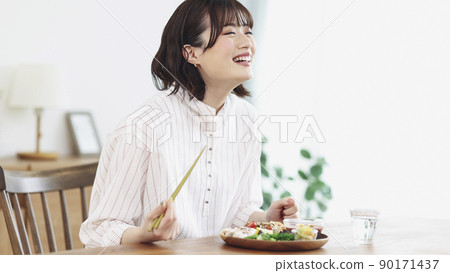 一頓飯的一名年輕女子 90171437