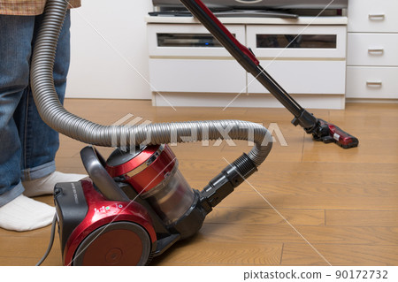 [Middle housewife cleaning flooring with a cyclone cleaner] 90172732