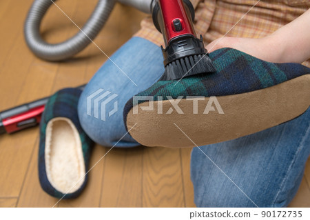 [Middle housewife who sucks slipper dust with a cyclone cleaner] 90172735