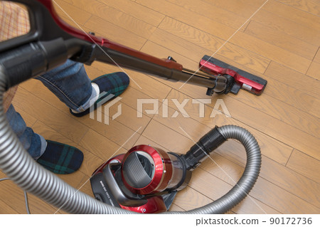 [Middle housewife cleaning flooring with a cyclone cleaner] 90172736