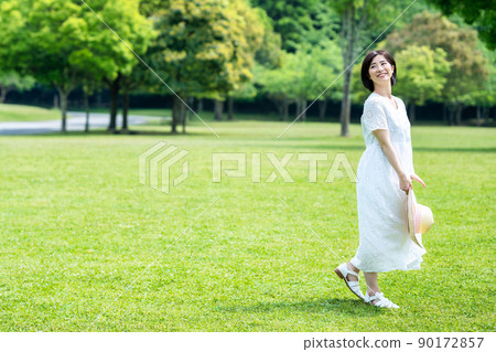一個在新鮮綠草上清爽的女人 90172857