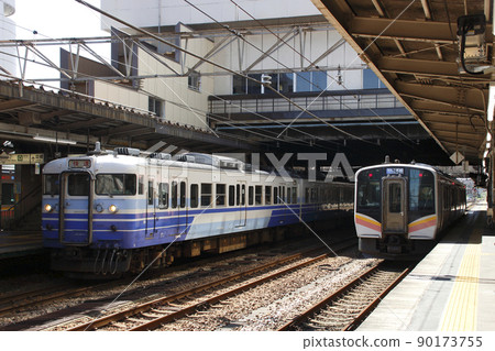 Shinetsu Line 115系列快速列車/ Joetsu Line E129 Series在長岡站停靠 90173755