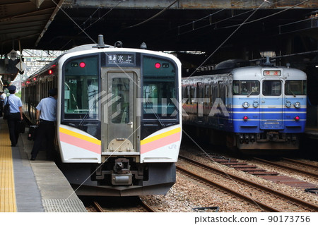 Shinetsu Line 115系列快速列車/ Joetsu Line E129 Series在長岡站停靠 90173756