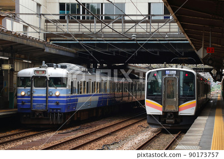 Shinetsu Line 115系列快速列車/ Joetsu Line E129 Series在長岡站停靠 90173757