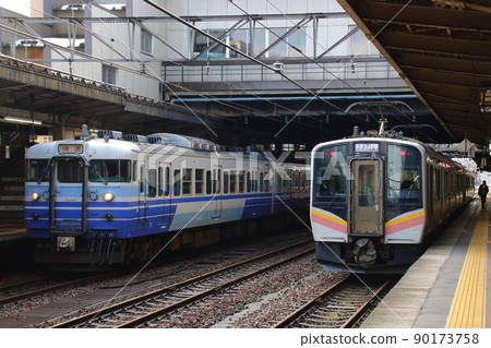 Shinetsu Line 115系列快速列車/ Joetsu Line E129 Series在長岡站停靠 90173758