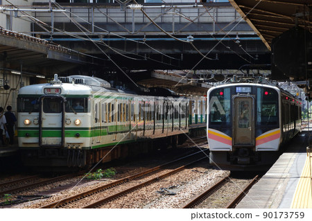 Shinetsu Line 115系列快速列車/ Joetsu Line E129 Series在長岡站停靠 Shinetsu Line 115系列快速列車/ Joetsu Line E129 Series在長岡站停靠 90173759