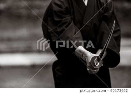 A person holding a Japanese sword 90173932