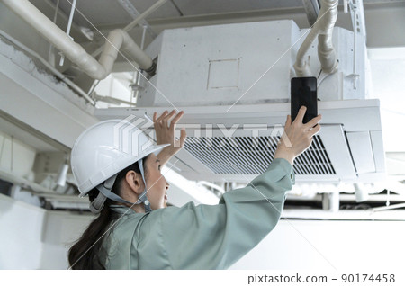 用智能手機拍攝的女空調設備工程師 90174458