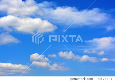 藍藍的天空和雲彩背景 藍藍的天空和雲彩背景 90174485