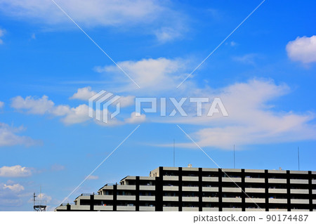 藍藍的天空和雲彩背景 藍藍的天空和雲彩背景 90174487