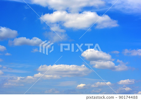 藍藍的天空和雲彩背景 藍藍的天空和雲彩背景 90174488