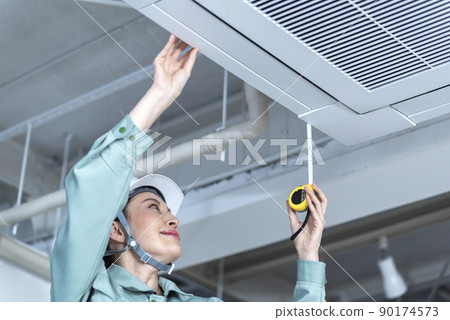 進行實地調查的女空調設備工程師 90174573