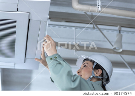 進行實地調查的女空調設備工程師 90174574