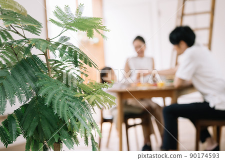 Family dining table / child-rearing family image Photo cooperation: Bee Eco Wraps Japan Family dining table / child-rearing family image Photo cooperation: Bee Eco Wraps Japan 90174593