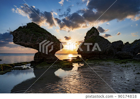 沖繩 Nirai 海灘的夜景 90174818