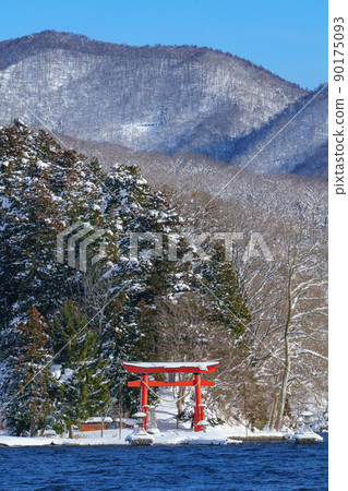 野尻湖冬天,宇賀神社雪景 野尻湖冬天,宇賀神社雪景 90175093