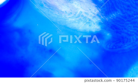 一個抽象的背景圖像，仰望從水下發出藍色的透明大海。 90175244