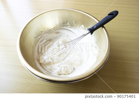 Image of whisk cream with a whisk 90175401