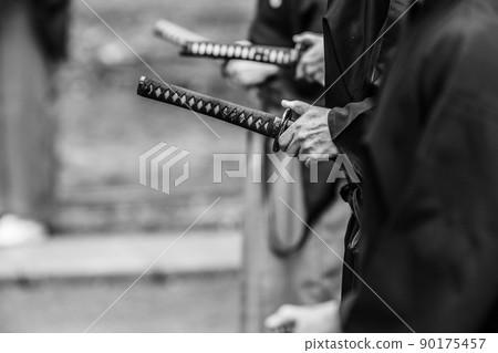 拿著日本刀的人 90175457