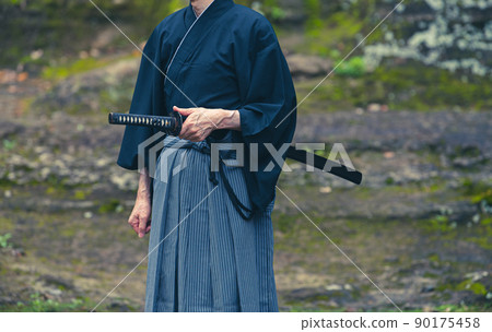 拿著日本刀的人 拿著日本刀的人 90175458