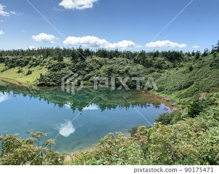 映照在美麗的八幡平鴨沼中的倒影風景 90175471