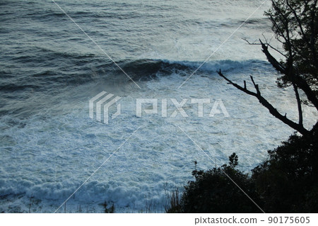 Izura, a hill with a view of the sea 90175605