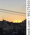 從住宅區出現的日出 90175930