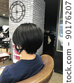 在美容院剪完頭髮後的短髮 90176207