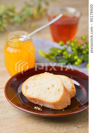 果醬果醬和法式長棍麵包（麵包）的早餐圖像。 90176600