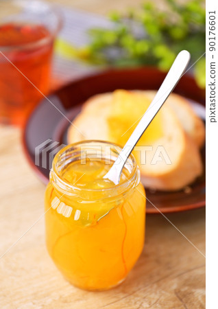 果醬果醬和法式長棍麵包（麵包）的早餐圖像。 90176601