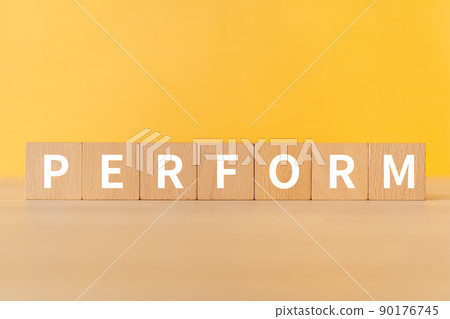 上面寫著“PERFORM”的積木 上面寫著“PERFORM”的積木 90176745