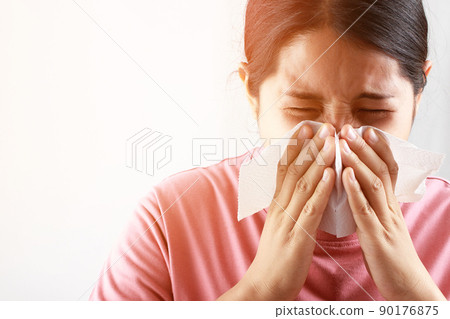 The symptoms of allergies, the common cold, influenza and COVID-19 are similar in nature because they are infectious diseases of the respiratory tract. 90176875