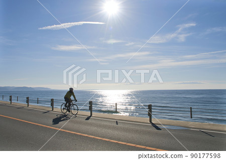 [Kamakura City] Coastal scenery of Nanarigahama 90177598