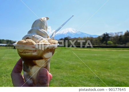 [Yamanashi] Eat soft serve ice cream with delicious Shingen mochi while looking at Mt. Fuji at Lake Yamanaka and Hananomiyako Park. 90177645
