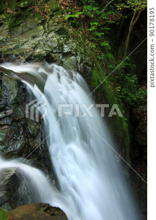 Fresh green waterfall Hamamatsu Tenryu Odaki 90178195